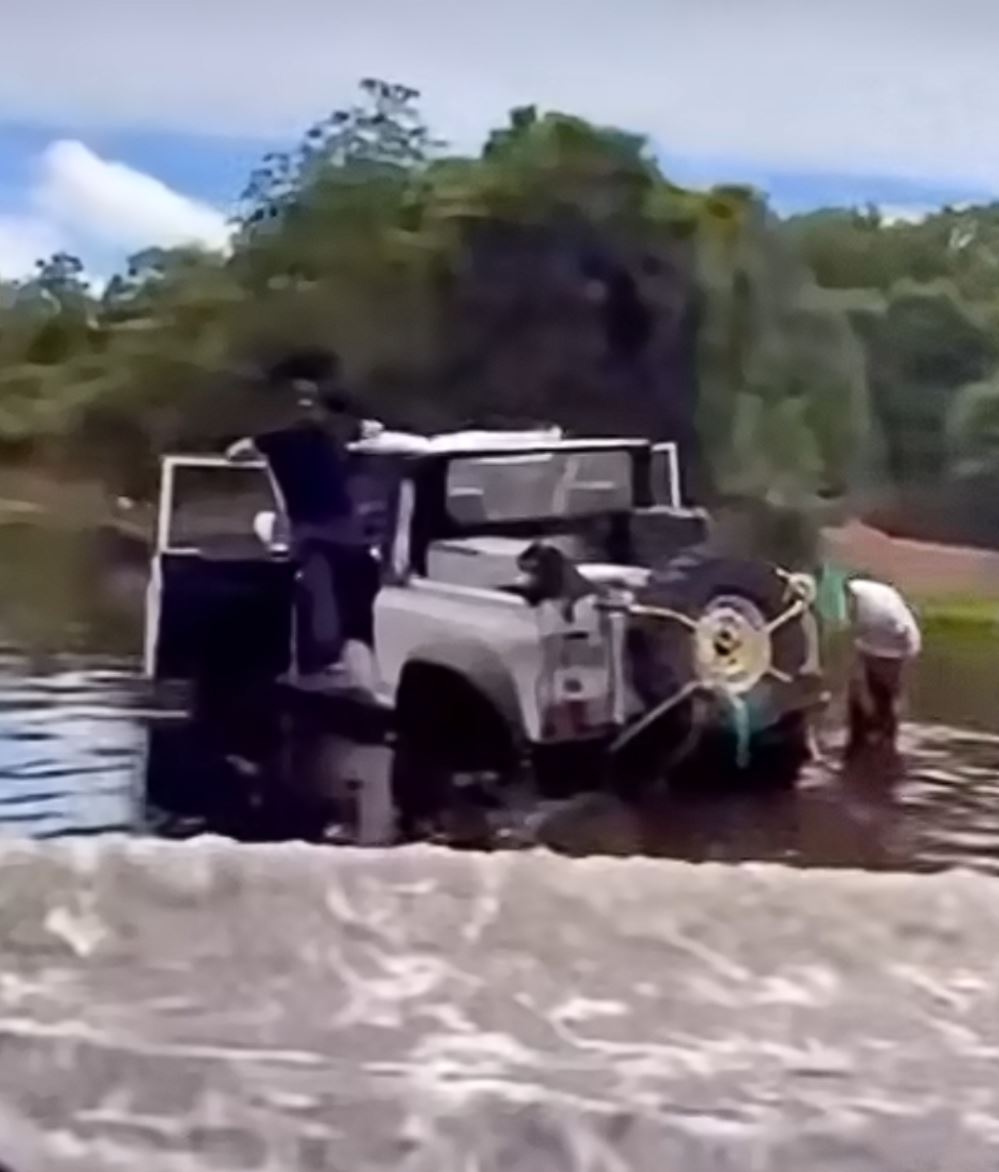 Haha, pozrite na naše auto